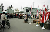 H8年1月 長田区菅原市場 ボランティアまつりを開催 中村美律子さんから頂いたお着物で歌っています。